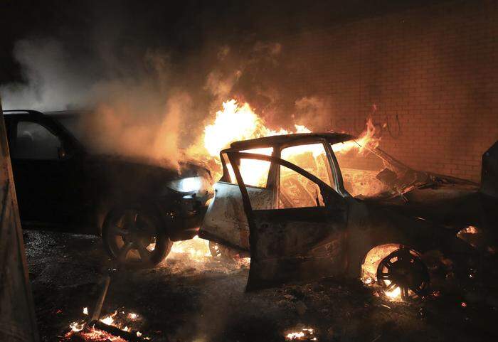 Brennendes Auto in Nordirland: Immer wieder eskaliert der Konflikt und es kommt zu Ausschreitungen.