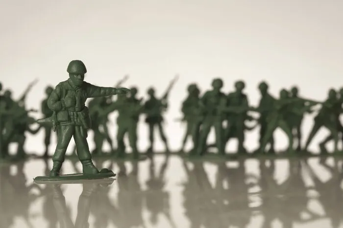 1920. Früher aus Metall, heute aus Kunststoff: Spielzeugsoldaten wurden vor allem nach dem Ersten Weltkrieg populär. Damals waren viele Figuren der Vorstellung eines amerikanischen Soldaten nachempfunden. In Deutschland haben die sogenannten Zinnsoldaten erst später ihren Aufstieg erlebt. Und zwar gemeinsam mit den Nationalsozialisten in den 1930ern. Zu dieser Zeit wurden sie nämlich für Propagandazwecke missbraucht.