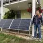 Ein Mann steht neben seinem Balkon-PV-Kraftwerk. | Michael Greschitz wurde aufgefordert, die PV-Anlage an seiner Terrasse zu entfernen