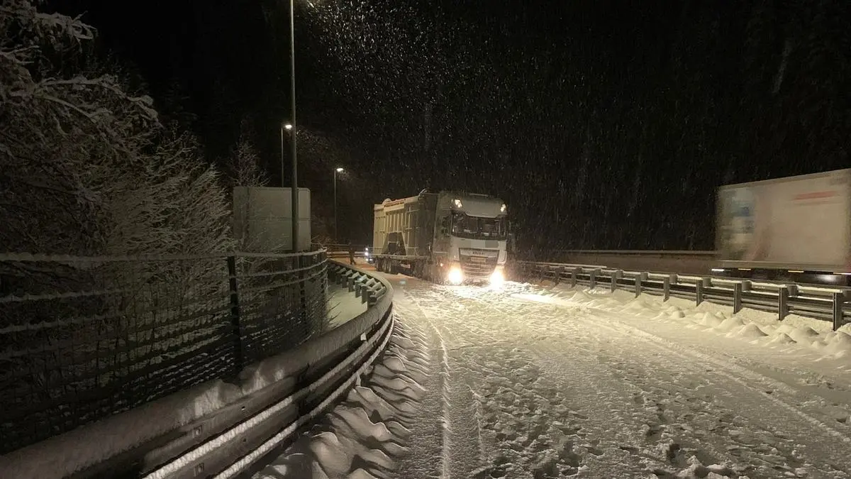 Nächtlicher Schneefall sorgte für Feuerwehreinsätze