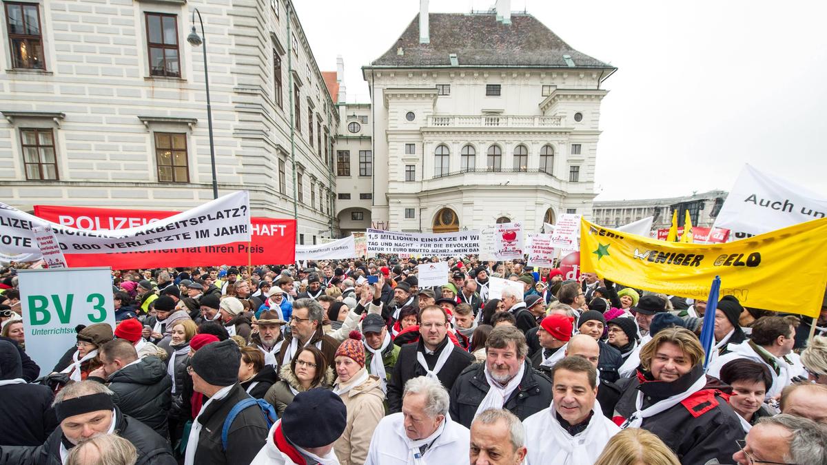 Menschenmassen bei Demos in vergangenen Jahren