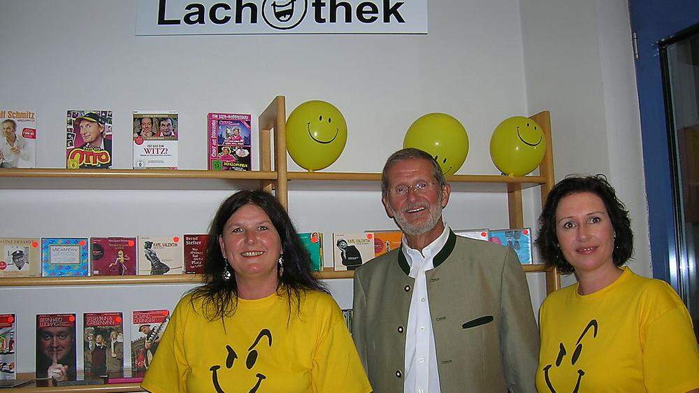 Helena Friedl (l.) hat die Idee der Lachothek mit Claudia Traußnig umgesetzt. Bei der Eröffnung hat Johannes Zabini gelesen