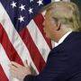Showman durch und durch: Donald Trump küsste bei seinem Auftritt in Florida die US-Flagge