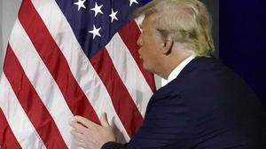 Showman durch und durch: Donald Trump küsste bei seinem Auftritt in Florida die US-Flagge