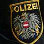 ++ THEMENBILD ++ Der Schriftzug "Polizei" auf einem Polizeiabzeichen an einer Uniform, aufgenommen am Freitag, 20. Oktober 2023 in Wien.