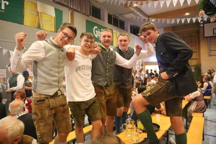 Zahlreiche Besucher folgten der Einladung und erfreuten sich an der ausgelassenen Stimmung.