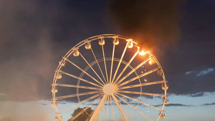Zwei Gondeln am Riesenrad auf dem Highfield Festival am Störmthaler See bei Leipzig standen am Samstagabend in Flammen und brannten komplett aus. 30 Personen wurden verletzt.