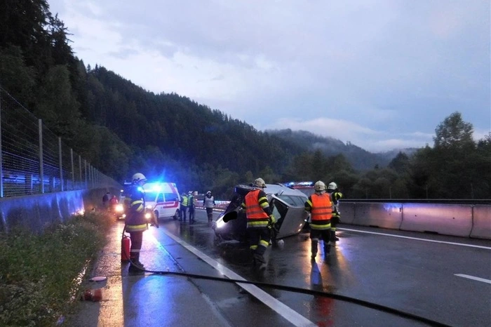 Im Einsatz waren die Freiwilligen Feuerwehren Leoben-Stadt, Leoben-Göß und St. Michael sowie das Rotes Kreuz, die Polizei, die Asfinag und ein Abschleppunternehmen.