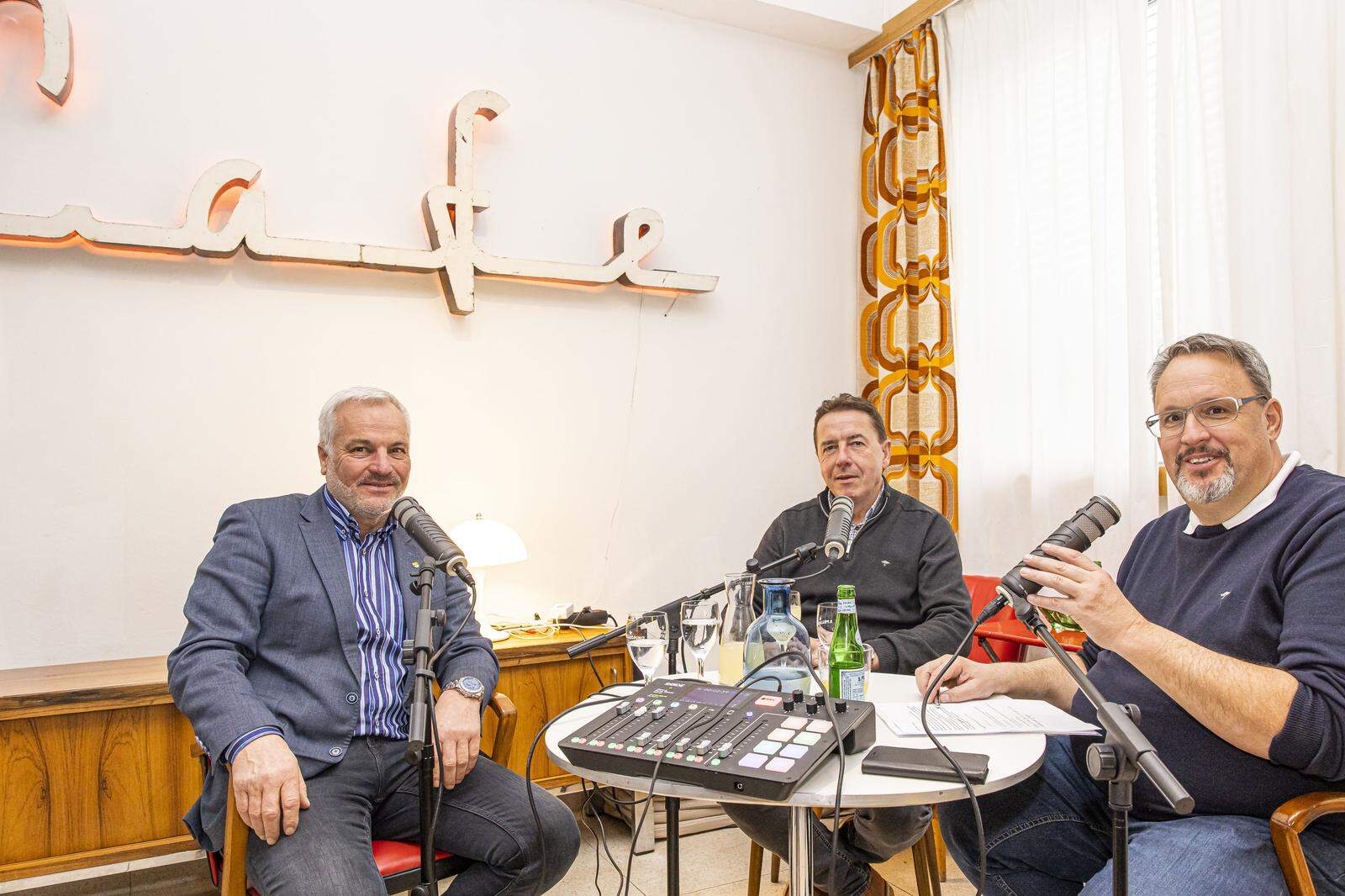 Helmut Fürstauer, Erwin Angerer und Thomas Plauder beim Podcast im Café Ingeborg
