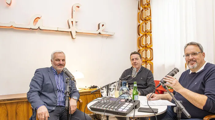 Helmut Fürstauer, Erwin Angerer und Thomas Plauder beim Podcast im Café Ingeborg