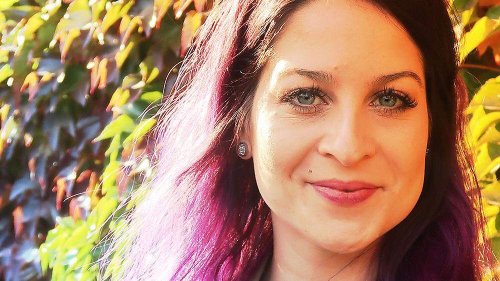 Mit ihren violetten Haaren hebt sich Bianca Holzmann von ihren Schlagerkollegen ab