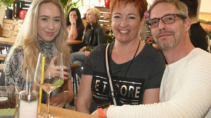 Top-Grafiker Charly Oberlerchner mit chamanter Begleitung.