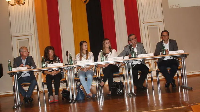 Das Podium (von links): Bürgermeister Hans-Peter Schlagholz, Irmgard Angerer, Samra Jakupovic, Selma Selimanowitsch, Herbert Quendler, Georg Fejan