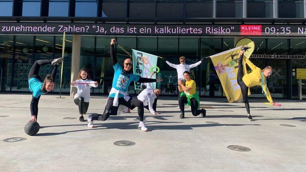 &quot;Let's go Graz&quot;: Am Montagvormittag machten Akrobatinnen und Akrobaten vor dem Styria Media Center Station, um für das Sportjahr zu werben