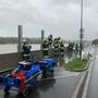 Einsatzkräfte der Feuerwehr beim Aufbau des mobilen Hochwasserschutzes am Samstag in Emmersdorf an der Donau (NÖ)