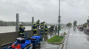 Einsatzkräfte der Feuerwehr beim Aufbau des mobilen Hochwasserschutzes am Samstag in Emmersdorf an der Donau (NÖ)