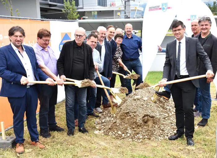 Spatenstich für das neue Mobilitätsbüro mit Stefitz (links) und Gruber (rechts)