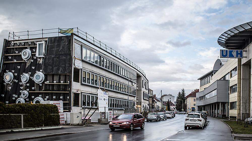 Das neue Verwaltungsgebäude (links) des Unfallkrankenhauses in Klagenfurt wird im Herbst fertiggestellt