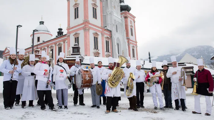 Am Fasching in Mariazell beteiligten sich die Kinder aus Kindergarten und NMS ebenso wie Bürgermeister Manfred Seebacher.