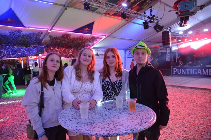 Unter Après-Ski-Motto wurde zu Musik von den „Dorfrockern“ getanzt, nachdem die „Dance FeverGreens“ die Gäste vor dem Zelt auf Betriebstemperatur gebracht hatten.