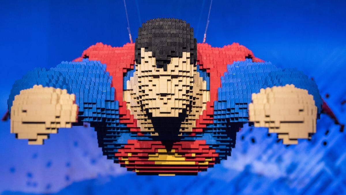 Die Lego Ausstellung 'the art of the brick' zeigt einen fliegenden Superheld in der Wiener Stadthalle.