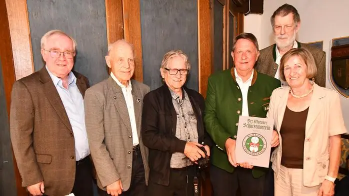 Vorstellung der Geschichte des Murauer Schützenvereines: v.l. Wolfgang Hager, Wolfgang Wieland, Hans Georg Ainerdinger, Richard und Maria Engel und Frank Rainer