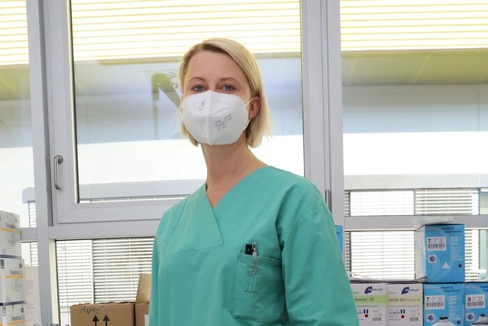 Dafür muss sie immer eine Schutzausrüstung anziehen.