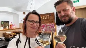 Tanja Winzer und Roland Tölderer wollen mit Gästen anstoßen