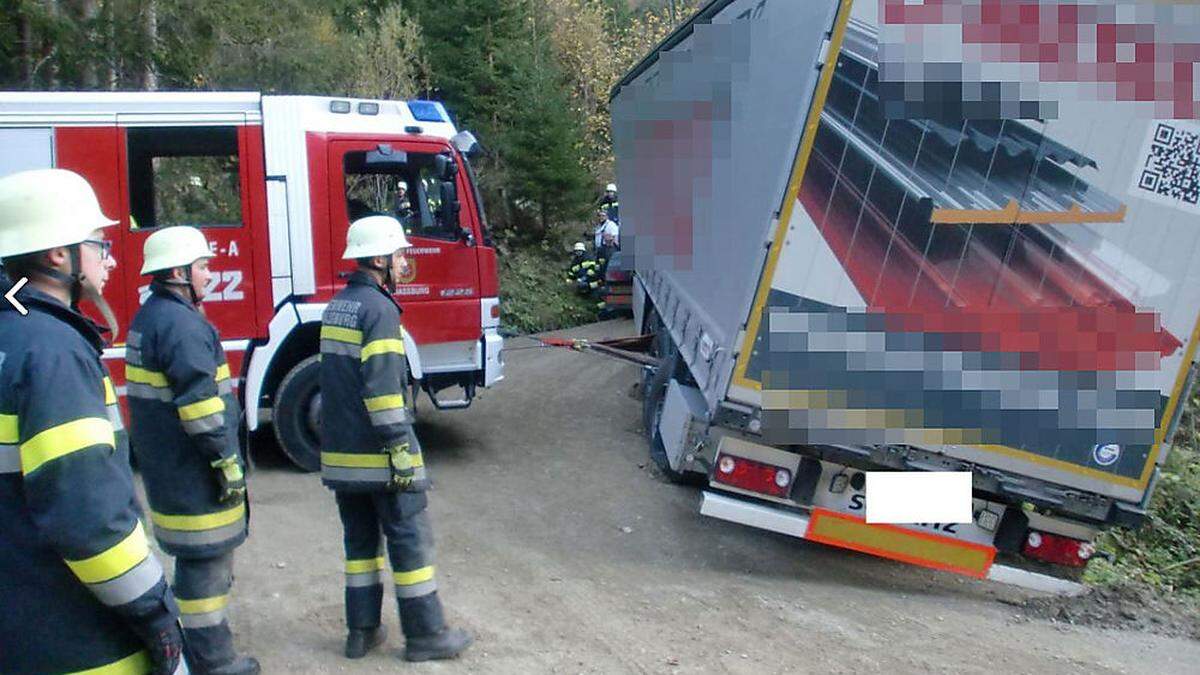 Sattelzug drohte abzustürzen