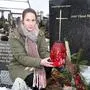 Alexandra Malle mit Öllampe beim Grab ihres Vaters