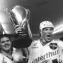Kraig Nienhuis stemmte den Meisterpokal in die Höhe und feierte mit Mario Schaden und Co. den Titel im Jahr 1991