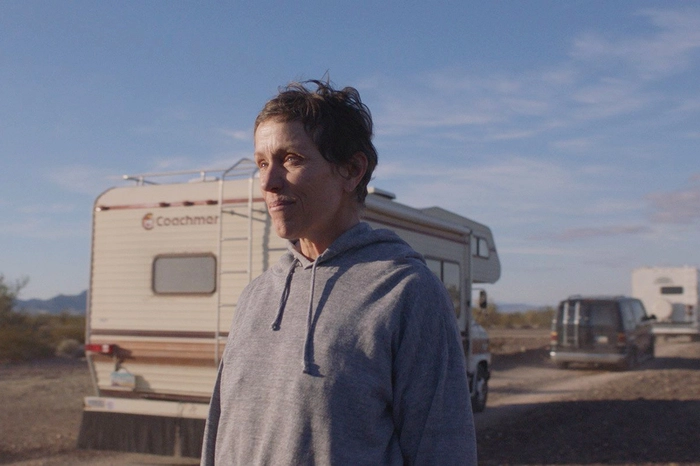 Die heimliche Favoritin dieser Oscar-Gala ist Chloe Zhao mit ihrem Roadtrip "Nomadland" - der in Wahrheit bei jeder Gelegenheit seit seiner Uraufführung bei den Filmfestspielen in Venedig in großem Stil reüssierte. Siegeschancen: hoch! Auch wenn die weichgezeichnete Darstellung der Arbeitsbedingungen in Amazon-Fabriken mitten im Nirgendwo zuletzt verstärkt zu Kritik führte. Eine Oscar-Wahrheit besagt nämlich auch: Je länger, zeitlich betrachtet, ein Film Favorit ist, desto weniger Chancen hat er am Ende.