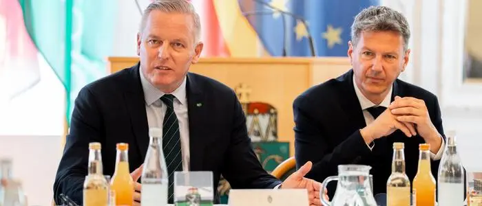 Der steirische Landeshauptmann Mario Kunasek (FPÖ) und Kärntens LH Daniel Fellner (SPÖ, r.) in Graz