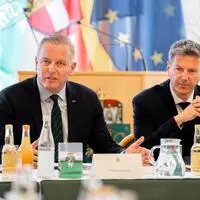 Der steirische Landeshauptmann Mario Kunasek (FPÖ) und Kärntens LH Daniel Fellner (SPÖ, r.) in Graz