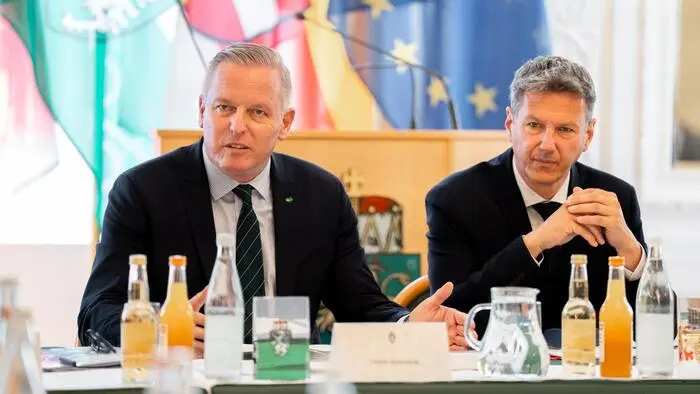 Der steirische Landeshauptmann Mario Kunasek (FPÖ) und Kärntens LH Daniel Fellner (SPÖ, r.) in Graz