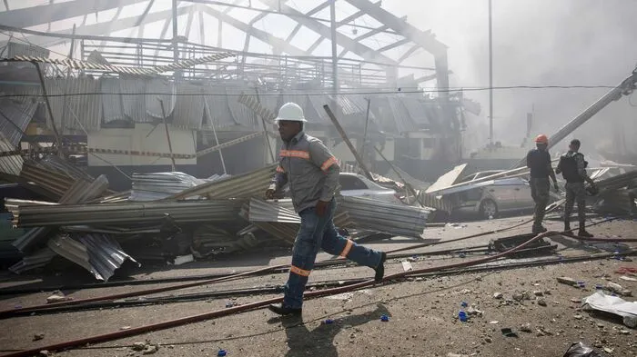 Die Explosion hatte das Fabriksgebäude im Zentrum von Santo Domingo in der Dominikanischen Republik am Mittwoch zum Einsturz gebracht, es blieben nur noch Schutt und Asche übrig.