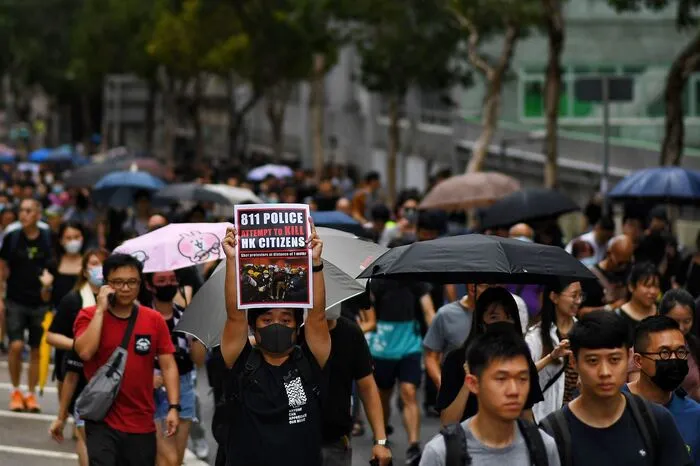 Aus Angst vor Krawallen schlossen am Samstag viele Geschäfte entlang der Route früher. Auch trugen einige der Demonstranten Gasmasken bei sich, die bei vorangegangen Protesten genutzt wurden, um sich vor dem Tränengas der Polizei zu schützen.