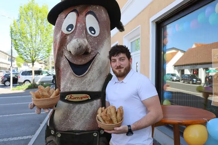 Besonders legt der Bäcker Wert auf seine Binder-Kornspitze und auf das Fladenbrot. Im Bild: Firmenchef Johannes Binder mit einem Riesenkornspitz