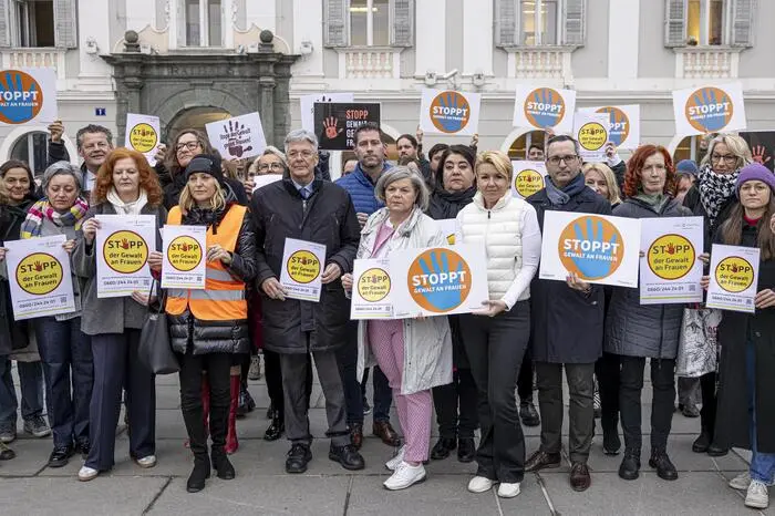 Protest gegen Femizide Frauenmorde Neuer Platz Klagenfurt März 2024