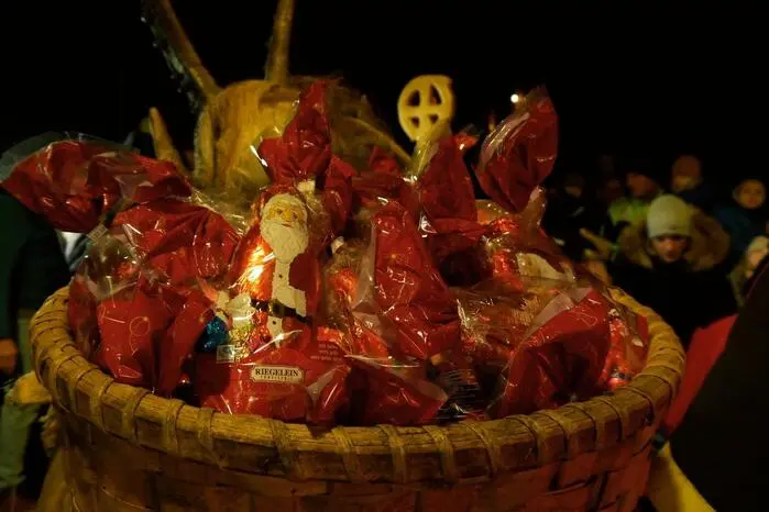 Am Ende des Laufes verteilten der Nikolaus der Gösser Feuerwehr, das Engelchen und die freundlichen Krampusse kleine Geschenke an die Kinder.
