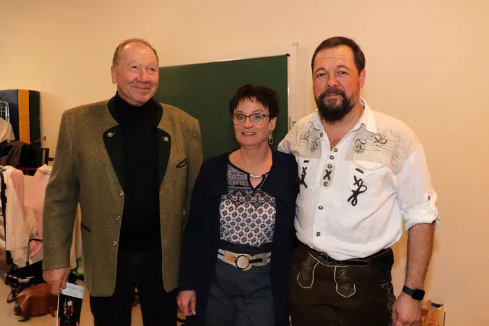 Zum Inhalt: Baumeister Franz Lechner und sein Partner Metzgermeister Josef Pummerl haben ein Problem. Aufgrund des plötzlichen Todes eines Landesrates scheint die erhoffte Umwidmung einer wertlosen Liegenschaft in teures Bauland gefährdet! Dabei steht bereits ein amerikanischer Investor vor der Tür, der dort eine Kaugummifabrik errichten möchte. Doch dann fällt von höchster Stelle der Name des hiesigen Bürgermeisters und Gastwirts August „Gustl“ Obermoser. Er soll, mit Hilfe von Werbecoach Jastrinsky, der neue Spitzenkandidat werden. Gustl stürzt sich mit vollem Elan in den Wahlkampf. Seine Tochter Christa hält von den politischen Ambitionen ihres Vaters ebenso wenig wie Postbotin Mary, die schon lange ein Auge auf den Witwer geworfen hat. Auch Marianne, die Schwester von Gustl, die sich um den Gasthof kümmert, steht Gustl´s Plänen mehr als kritisch gegenüber. Baumeister Lechner und der Metzgermeister hingegen wollen die Gunst der Stunde für ihre geschäftlichen Aktivitäten nutzen. Als der amerikanische Investor eintrifft überschlagen sich die Ereignisse, nicht nur viel Geld sondern auch Gegenwind liegt in der Luft.