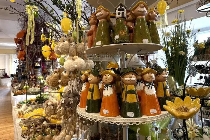 Auf dem Schlossareal liefern mehr als 150 Kunsthandwerker und Produzenten frühlingshafte und österliche Dekorationen.