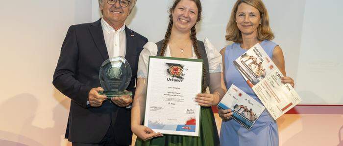 Handelsobmann Gerhard Wohlmuth, „Junior Sales Champion 2024“ Anna Tritscher und Organisatorin Isabella Schachenreiter-Kollerics (WKO Steiermark, Sparte Handel) 
