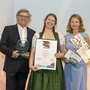 Handelsobmann Gerhard Wohlmuth, „Junior Sales Champion 2024“ Anna Tritscher und Organisatorin Isabella Schachenreiter-Kollerics (WKO Steiermark, Sparte Handel) 
