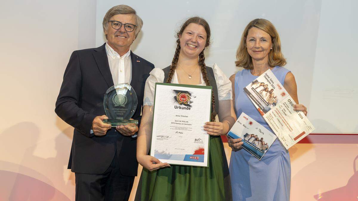 Handelsobmann Gerhard Wohlmuth, „Junior Sales Champion 2024“ Anna Tritscher und Organisatorin Isabella Schachenreiter-Kollerics (WKO Steiermark, Sparte Handel) 