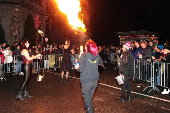Viel Beifall gab es auch für die Feuerschlucker, die mit meterhohen Flammen staunen ließen.