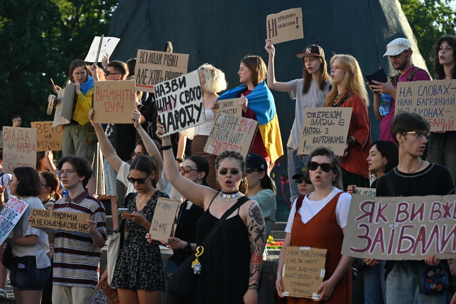 Selenskyj kündigt Lügendetektortests für Staatsdiener an