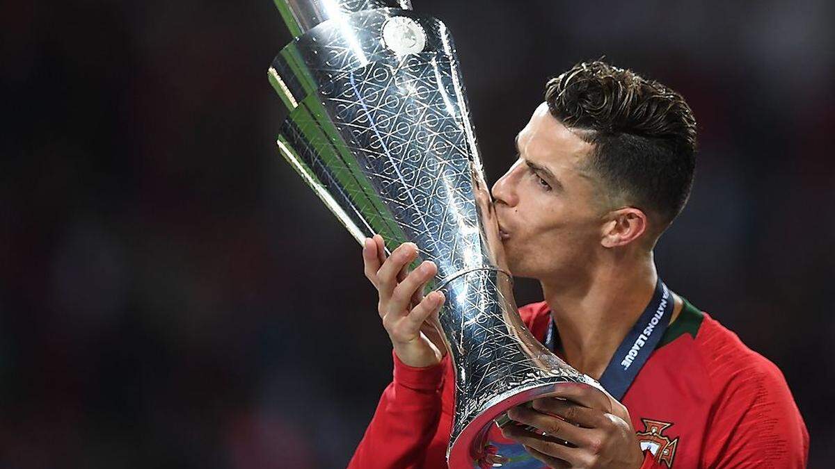 Cristiano Ronaldo mit seiner nächsten Trophäe