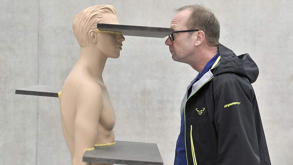 Heimo Zobernig neben einer seiner Skulpturen im Kunsthaus Bregenz