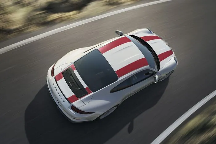 Im Heck des 911 R arbeitet der aus dem 911 GT3 RS bekannte Sechszylinder-Boxermotor mit vier Liter Hubraum: Der Motor leistet 500 PS und stemmt 460 Newtonmeter bei einer Drehzahl von 6250 U/min. Die 100-km/h-Schallmauer durchbricht der Hecktriebler aus dem Stand in 3,8 Sekunden und wird 323 km/h schnell. Der kombinierte Kraftstoffverbrauch gemäß NEFZ liegt bei 13,3 l/100 km.